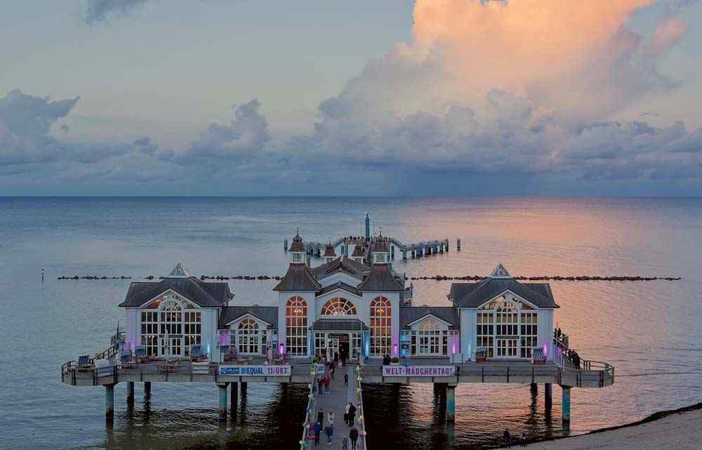 Die Seebrücke von Binz bei Sonnenuntergang