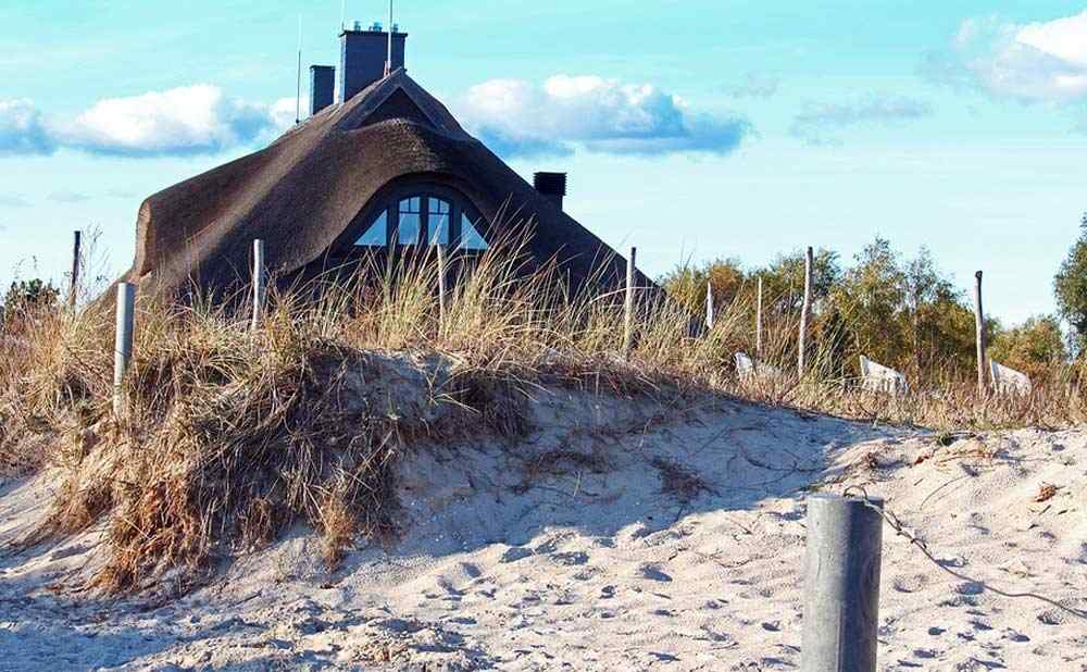 Ferienhaus mit Schilfdach auf der Insel Rügen