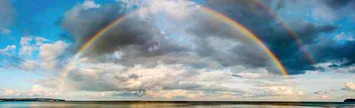 Ein Regenbogen über der Ostsee