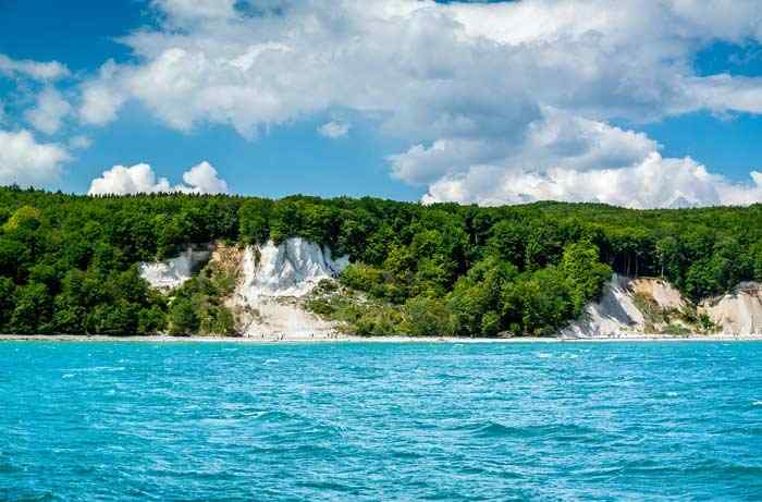 Die Ostsee mit der Küste der Insel Rügen