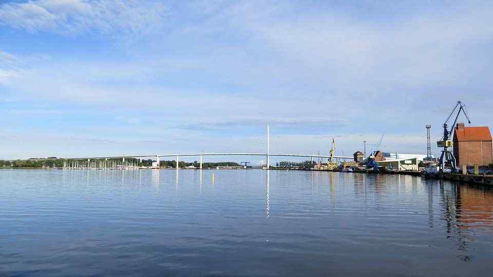Die Rügenbrücke verbindet die Stadt Stralsund mit der Insel Rügen