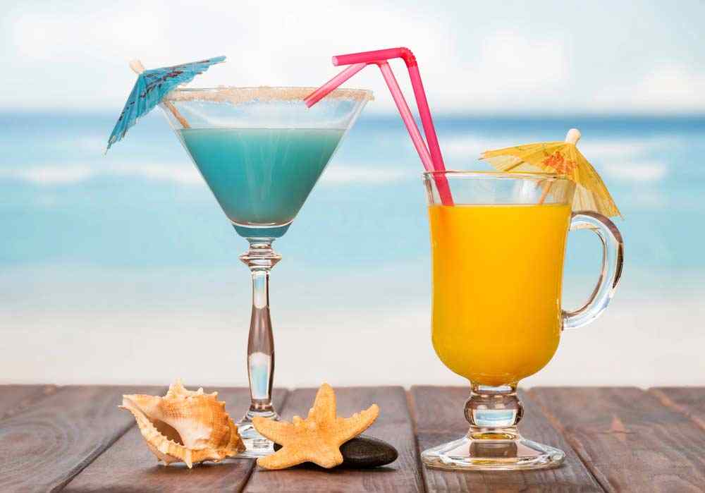 Cocktails an der Sttandbar (depositphotos.com)